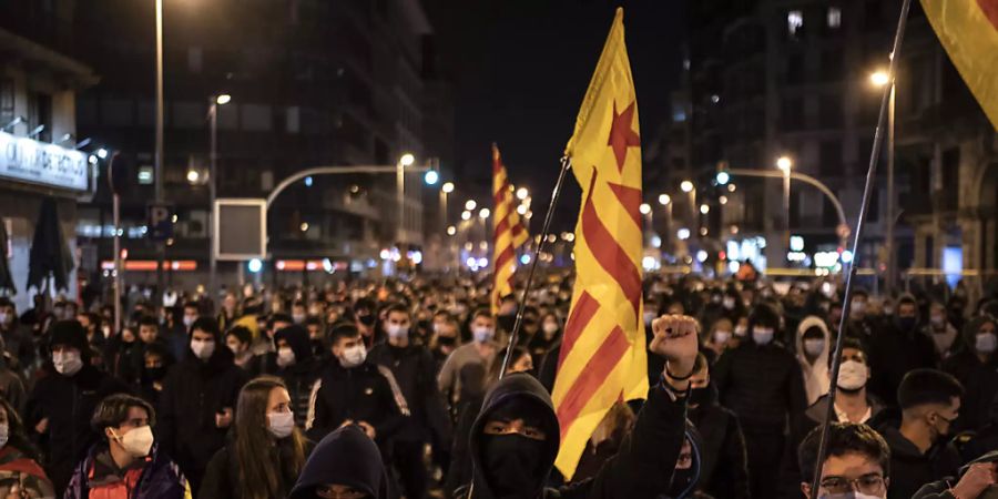 Proteste in Barcelona gegen die Verhaftung des Rappers Hasel. Foto: Felipe Dana/AP/dpa