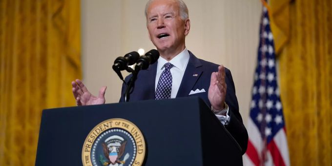 19.02.2021, USA, Washington: Joe Biden, Präsident der USA, spricht aus dem East Room im Weissen Haus, während er an der virtuellen Münchner Sicherheitskonferenz teilnimmt. Biden will auf der Sicherheitskonferenz die Bedeutung der Demokratie für die Partnerschaften der USA betonen. Foto: Patrick Semansky/AP/dpa +++ dpa-Bildfunk +++ Münchner Sicherheitskonferenz - US-Präsident Biden