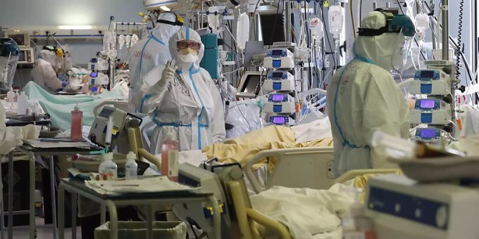 ARCHIV - Ein Jahr nach dem Bekanntwerden erster Corona-Fälle in der norditalienischen Lombardei haben Politiker und Verbände dem Gesundheitspersonal einen Tag gewidmet. Foto: Alessandra Tarantino/AP/dpa ARCHIV - Ein Jahr nach dem Bekanntwerden erster Corona-Fälle in der norditalienischen Lombardei haben Politiker und Verbände dem Gesundheitspersonal einen Tag gewidmet. Foto: Alessandra Tarantino/AP/dpa