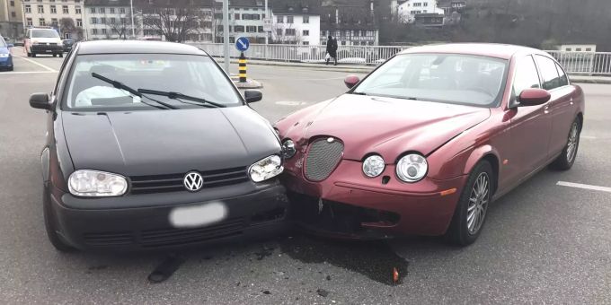 Kollision aufgrund Missachtung von Rotlichtsignal.