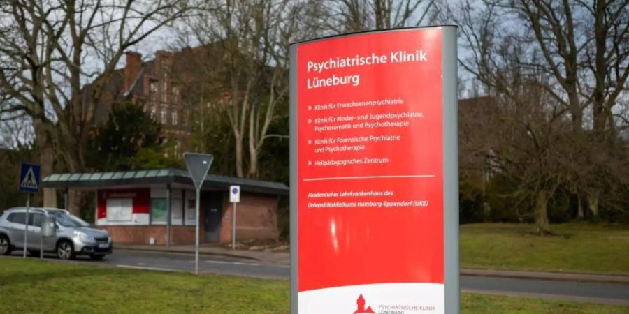 Nach dem gewaltsamen Tod eines Patienten in einer psychiatrischen Klinik in Lüneburg gibt es ein weiteres Todesopfer. Foto: Philipp Schulze/dpa