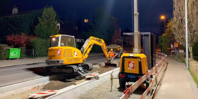 Fünf Monate lang wird in der Nacht die Strasse saniert: im Hintergrund Hans Peter Rathgebs Haus. Nachtbaustelle in Rapperswil