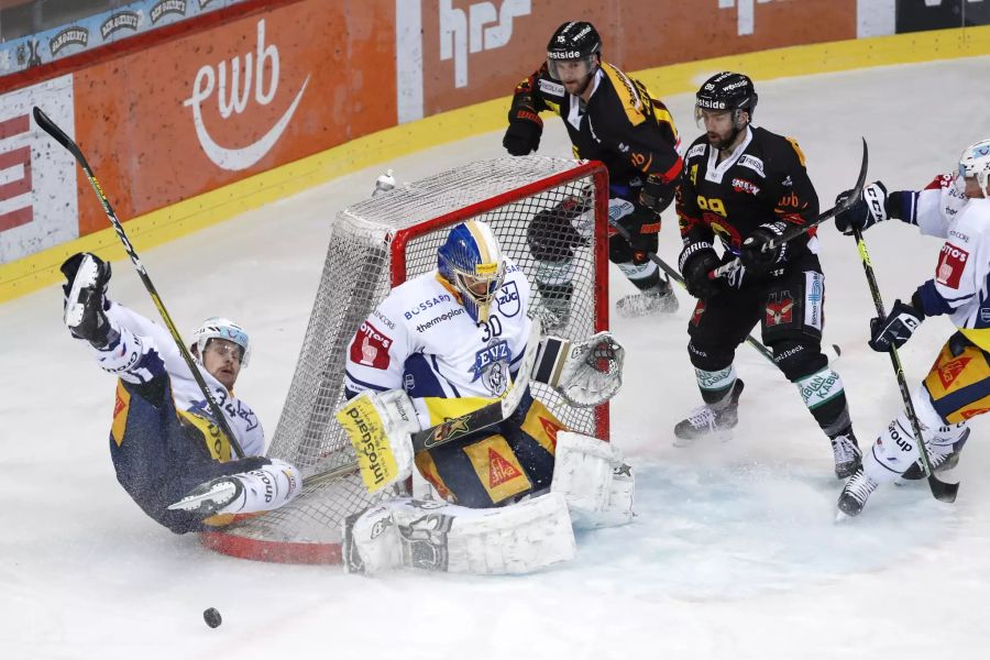 Zug-Goalie Leonardo Genoni pariert einen Schuss.