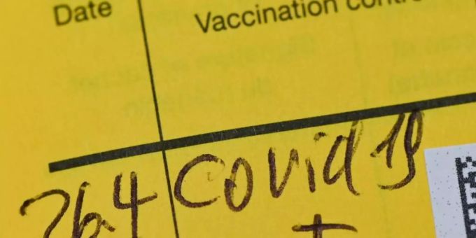 In einem Impfausweis ist der Eintrag einer Erstimpfung gegen das Coronavirus zu lesen. Impfnachweis