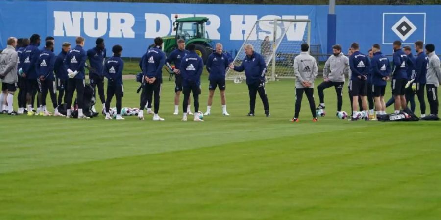 Der neue Trainer Horst Hrubesch (M) spricht mit den Spielern des Hamburger SV. Foto: Marcus Brandt/dpa