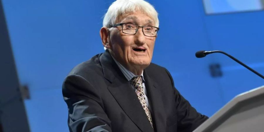 Der Philosoph Jürgen Habermas (91) hat die Annahme eines hoch dotierten Buchpreises aus den Vereinigten Arabischen Emiraten überdacht. Foto: Arne Immanuel Bänsch/dpa