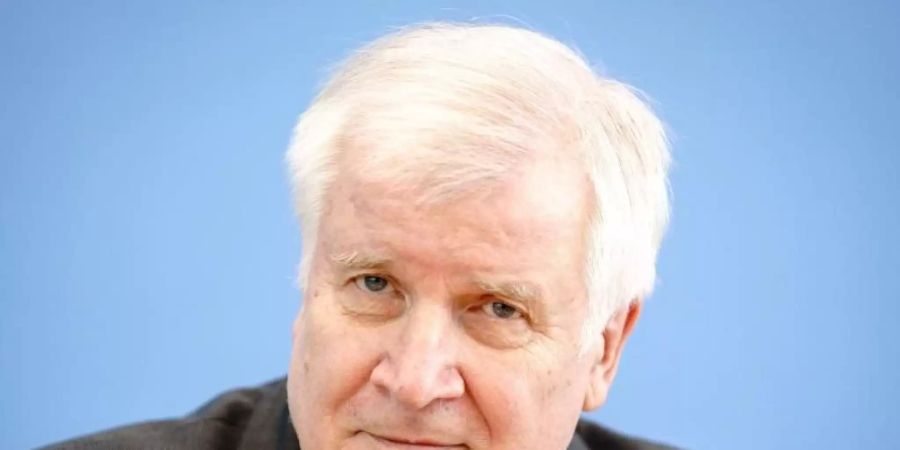 Bundesinnenminister Horst Seehofer stellt in der Bundespressekonferenz die Fallzahlen politisch motivierter Kriminalität für das Jahr 2020 vor. Foto: Kay Nietfeld/dpa