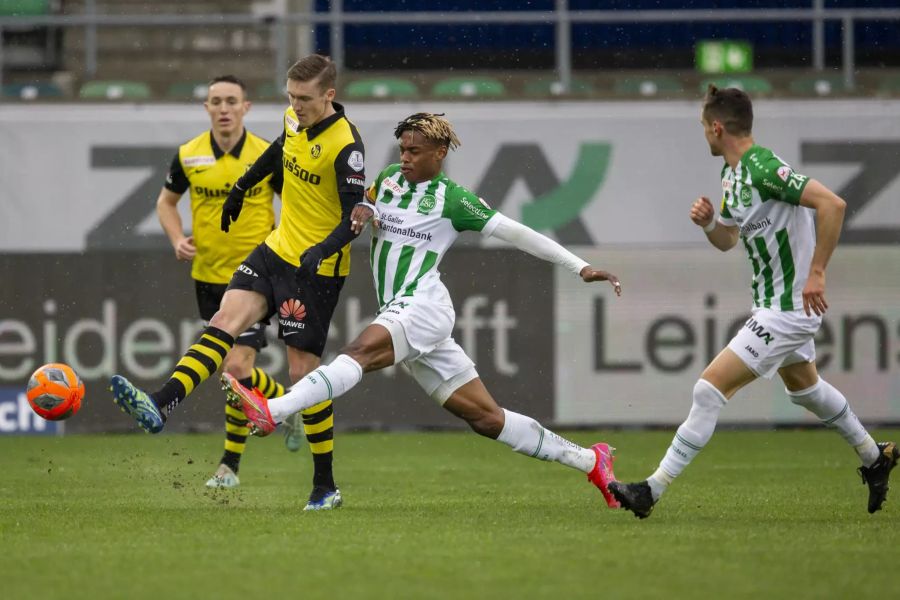 Chukwubuike Adamu (r.) setzt YB-Regisseur Michel Aebischer (l.) unter Druck.