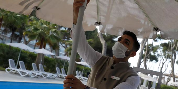 Ein Arbeiter platziert die Sonnenschirme im Pool des Riu Festival Hotels in Palma de Mallorca. Seit dem 14.03.2021 müssen Deutsche, die Mallorca und mehrere andere spanische Urlaubs-Regionen besuchen, bei der Rückkehr nicht mehr in Quarantäne gehen. Coronavirus Mallorca