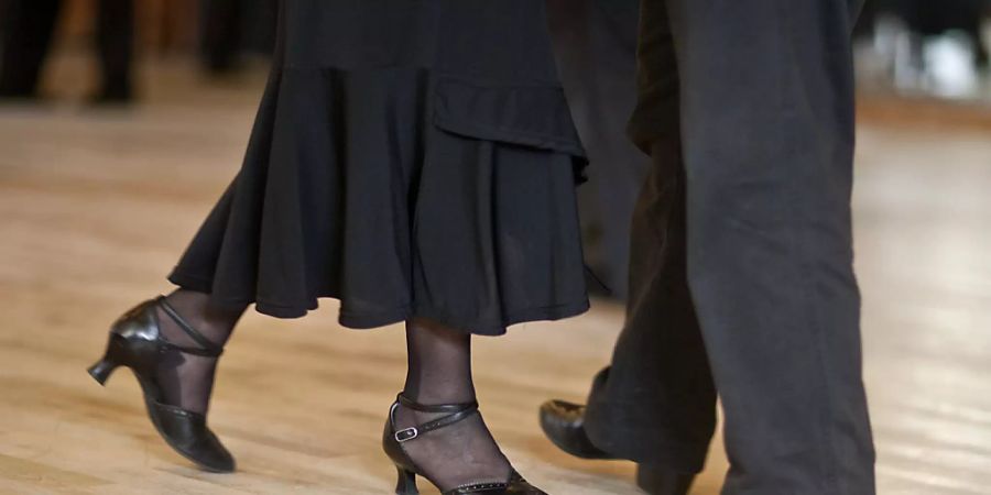Zürcher Forschende sind einem stromerzeugenden Holzboden auf der Spur: Unter dem Gewicht von rhythmischen und energiegeladenen Schritten könnte einst Strom generiert werden. (Themenbild)