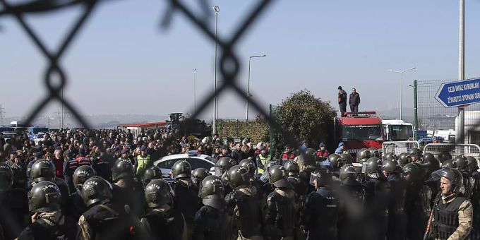 ARCHIV - Soldaten in Silivri in der Türkei bewachen während eines Prozesses gegen 16 führende Mitglieder der türkischen Zivilgesellschaft im Februar vergagenen Jahres einen abgesperrten Eingangsbereich des Gerichtsgebäudes. Foto: Emrah Gurel/AP/dpa ARCHIV - Soldaten in Silivri in der Türkei bewachen während eines Prozesses gegen 16 führende Mitglieder der türkischen Zivilgesellschaft im Februar vergagenen Jahres einen abgesperrten Eingangsbereich des Gerichtsgebäudes. Foto: Emrah Gurel/AP/dpa