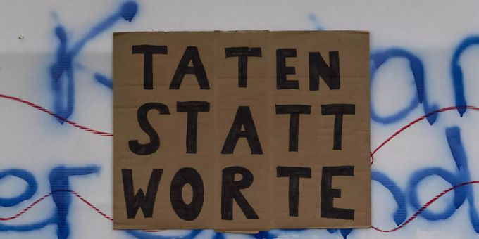 Bei einer Klimastreik-Aktion werden Plakate an einer Bauwand bei der Kaserne Basel angebracht (Archivbild vom 15. Mai 2020). Bei einer Klimastreik-Aktion werden Plakate an einer Bauwand bei der Kaserne Basel angebracht (Archivbild vom 15. Mai 2020).