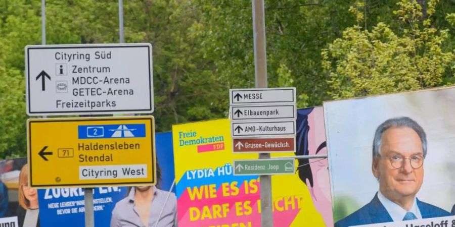 Wahlplakate für die Landtagswahl in Sachsen-Anhalt stehen in Magdeburg am Strassenrand. Am 6. Juni wird gewählt. Foto: Klaus-Dietmar Gabbert/dpa-Zentralbild/dpa