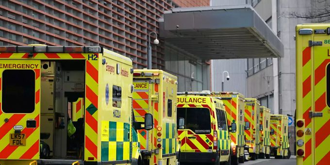 Krankenwagen parken in der Strasse des Royal London Hospital. (Archiv) london