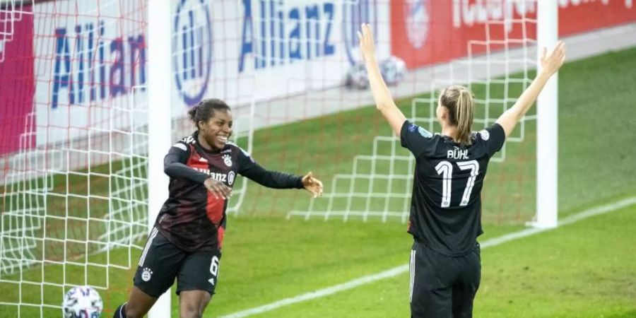 Lineth Beerensteyn (l) und Klara Bühl vom FC Bayern München jubeln über den Treffer zum 2:0 gegen den FC Rosengard. Foto: Matthias Balk/dpa
