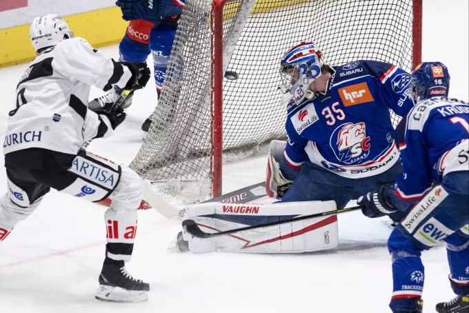 Luganos Reto Suri, links, trifft zum 1:0 Tor gegen Torhüter Ludovic Waeber vom ZSC. ZSC
