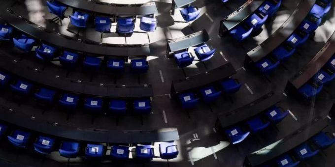 Ein Schattenspiel im Plenum des Deutschen Bundestags. Foto: Kay Nietfeld/dpa Ein Schattenspiel im Plenum des Deutschen Bundestags. Foto: Kay Nietfeld/dpa