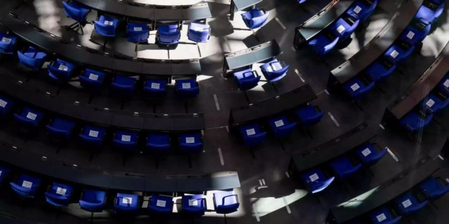 Ein Schattenspiel im Plenum des Deutschen Bundestags. Foto: Kay Nietfeld/dpa