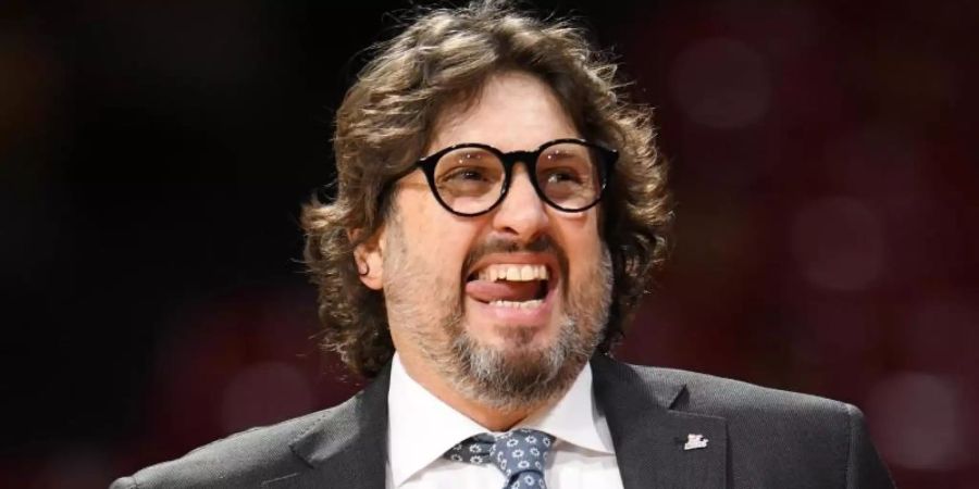 Trainer Andrea Trinchieri ist mit den Bayern in der BBL an Alba Berlin vorbeigezogen. Foto: Tobias Hase/dpa