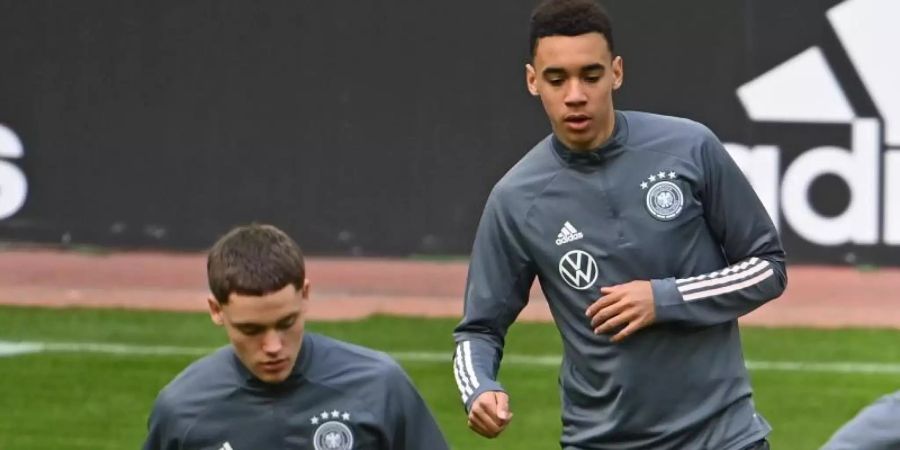 Florian Wirtz (l) und Jamal Musiala beim Training mit der Nationalmannschaft. Foto: Federico Gambarini/dpa