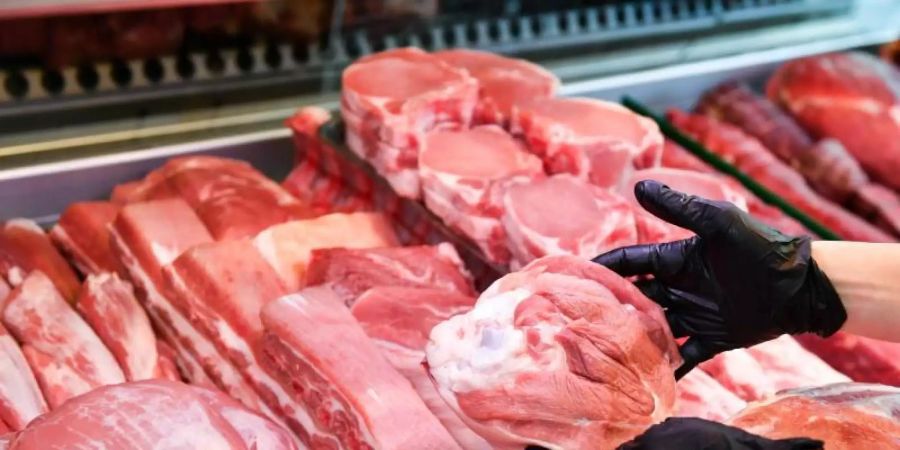 Der Pro-Kopf-Verzehr von Fleisch ist 2020 auf einen Jahrzehnte-Tief gesunken. Foto: Jens Kalaene/dpa-Zentralbild/ZB