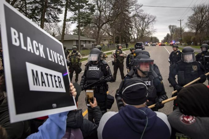 Demonstranten stossen mit der Polizei zusammen, Sonntag, 11. April 2021, in Brooklyn Center, Minn. Police Shooting Minnesota