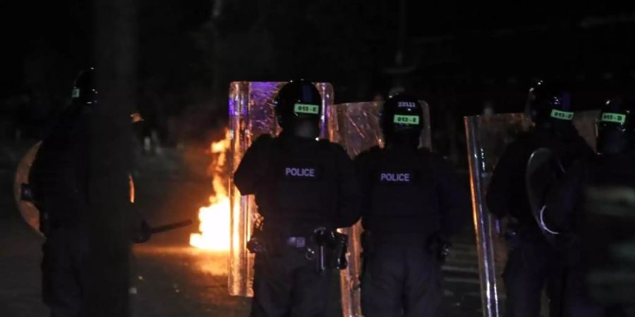 In Belfast hat es Auseinandersetzungen zwischen Polizisten und Randalierern gegeben. Foto: Brian Lawless/PA Wire/dpa