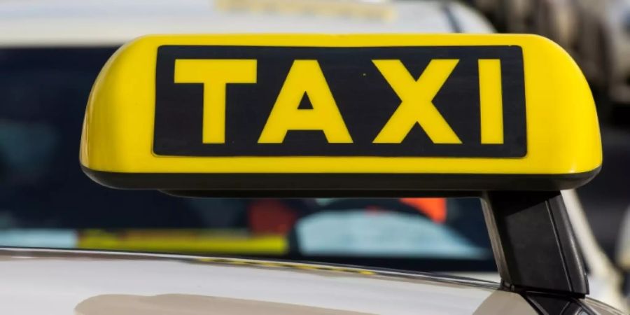 Taxi bei einer Demo am 19. Februar in Berlin