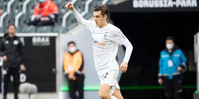 Befürchtet keine Probleme durch die frühzeitige Bekanntgabe des Wechsels von Trainer Marco Rose: Florian Neuhaus spielt den Ball. Foto: Federico Gambarini/dpa-pool/dpa Befürchtet keine Probleme durch die frühzeitige Bekanntgabe des Wechsels von Trainer Marco Rose: Florian Neuhaus spielt den Ball. Foto: Federico Gambarini/dpa-pool/dpa