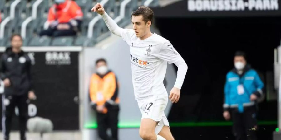 Befürchtet keine Probleme durch die frühzeitige Bekanntgabe des Wechsels von Trainer Marco Rose: Florian Neuhaus spielt den Ball. Foto: Federico Gambarini/dpa-pool/dpa