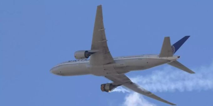 Aus einem Triebwerk des Passagierflugzeugs steigt Rauch auf. Kurz darauf stürzten einige Teile zu Boden. Foto: Hayden Smith/AP/dpa Aus einem Triebwerk des Passagierflugzeugs steigt Rauch auf. Kurz darauf stürzten einige Teile zu Boden. Foto: Hayden Smith/AP/dpa