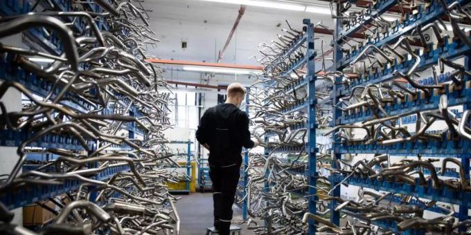 Ein Auszubildender steht im Lager in einer Fertigungshalle von Continental in Hamburg. Foto: Christian Charisius/dpa Lehrstelle