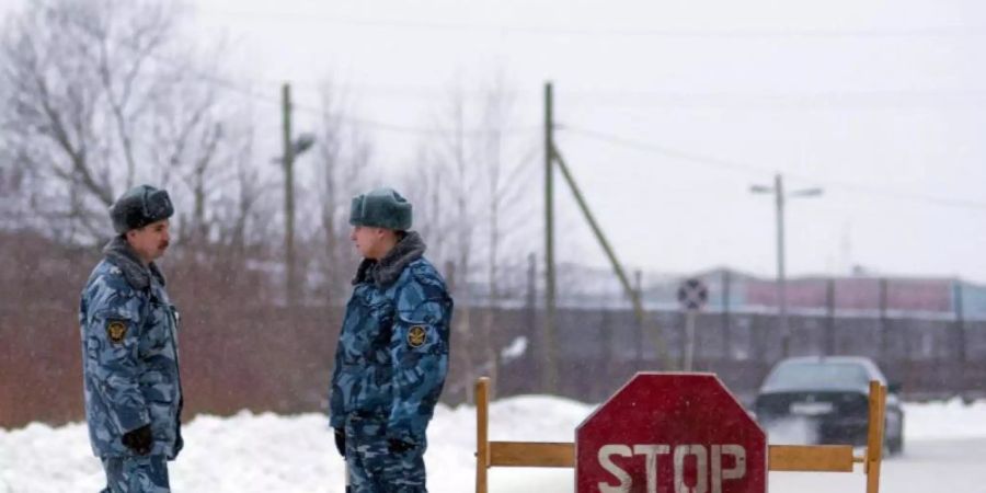 Offiziere der Spezialpolizei OMON stehen an einer Strassensperre unweit einer Strafkolonie in der Region Karelien. Foto: Kvitkevich Sergey/ITAR-TASS/dpa