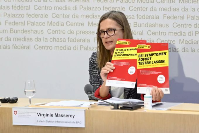 Virginie Masserey, Leiterin Sektion Infektionskontrolle BAG, präsentiert einen Flyer der BAG-Präventionskampagne. Virginie Masserey.