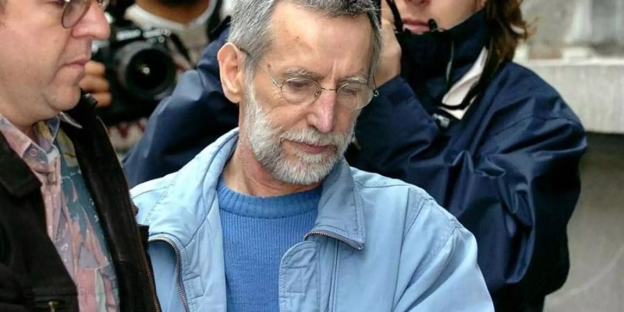 Der französische Serienmörder Michel Fourniret (M) wird im Juli 2004 im belgischen Dinant in ein Gerichtsgebäude gebracht. Foto: Boucau/BELGA/dpa