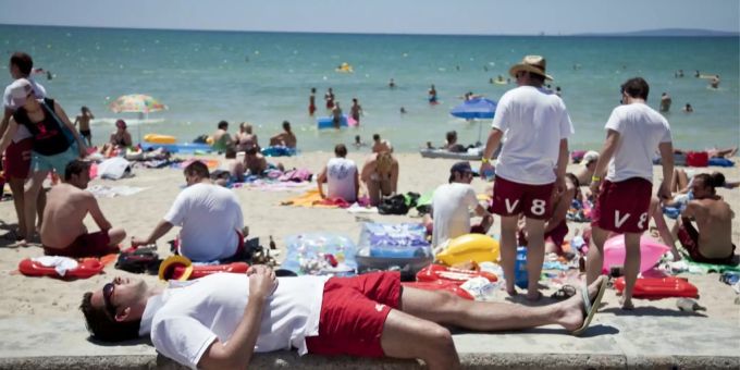 Eine App warnat auf Mallorca vor vollen Stränden. (Archivbild) Coronavirus