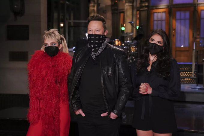 Auch Sängerin Miley Cyrus (l)war in der «Saturday Night Live» mit Elon Musk zu sehen. Elon Musk