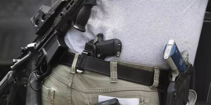 Eine Person mit mehreren Schusswaffen nimmt 2018 an einer Demonstration für das Recht, Waffen zu besitzen, teil. Foto: Genna Martin/seattlepi.com/AP/dpa Eine Person mit mehreren Schusswaffen nimmt 2018 an einer Demonstration für das Recht, Waffen zu besitzen, teil. Foto: Genna Martin/seattlepi.com/AP/dpa