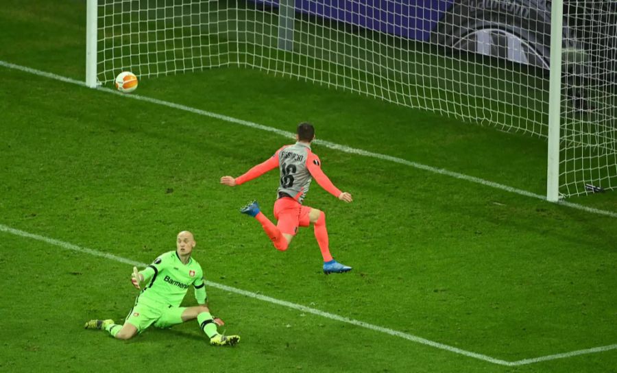 Christian Fassnacht erzielt das 2:0 im Rückspiel gegen Leverkusen.