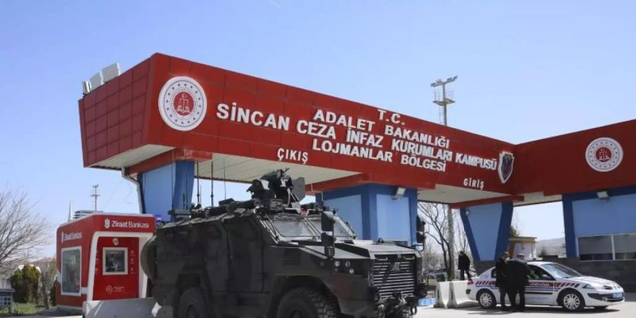 Bereitschaftspolizisten stehen vor dem Gerichtsgebäude, in dem bei einem Prozess das Urteil gegen 497 Angeklagte gefällt wurde. Foto: Burhan Ozbilici/AP/dpa