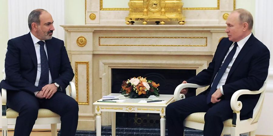 Nikol Paschinjan (l), Ministerpräsident von Armenien, und Wladimir Putin, Präsident von Russland, sprechen bei ihrem gemeinsamen Treffen. Foto: Mikhail Klimentyev/Pool Sputnik Kremlin/AP/dpa