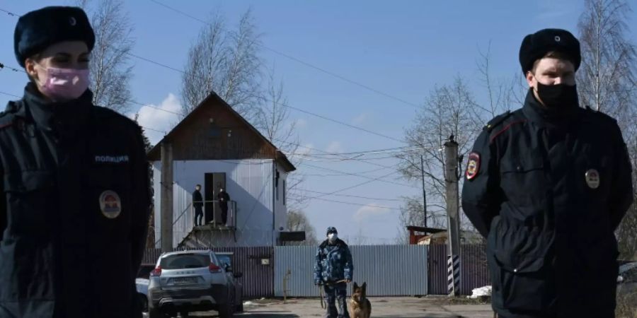 Polizisten bewachen Eingang des Straflagers Pokrow, wo Alexej Nawalny gefangen gehalten wird. (Archivbild)