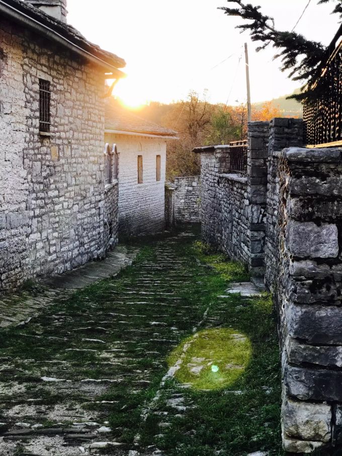Zagori-Dorf mit Steinbauten. Dörfchen