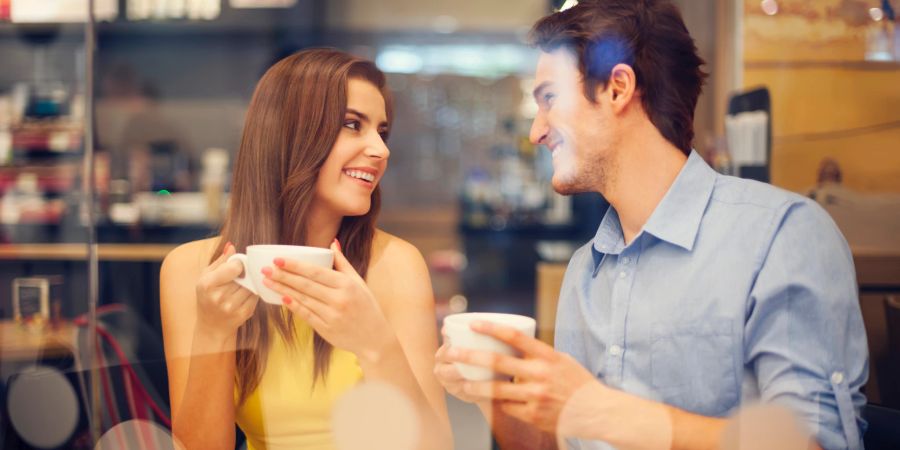 mann und frau sitzen gemeinsam in Café, kaffee