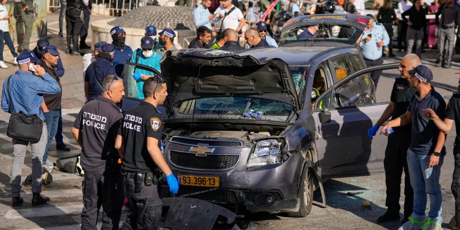 Die israelische Polizei untersucht am Montag den Ort eines Anschlags in Jerusalem.