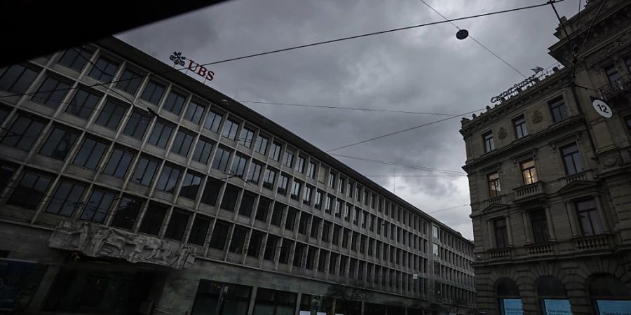 Zwar sind die Erträge und der Gewinn im ersten Quartal tiefer ausgefallen als vor einem Jahr, das Quartalsergebnis ist aber angesichts der bevorstehenden Übernahme der Konkurrentin Credit Suisse definitiv nicht der Grund, dass die UBS auch mit düsteren Wolken zu kämpfen hat (Archivbild).