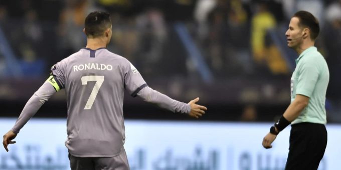 Cristiano Ronaldo lamentiert im Trikot von Al-Nassr. Cristiano Ronaldo Al nassr