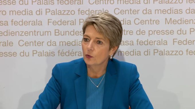 Finanzministerin Karin Keller-Sutter stellte am Montag in Bern die Argumente für ein Ja am 18. Juni vor. OECD-Mindessteuer