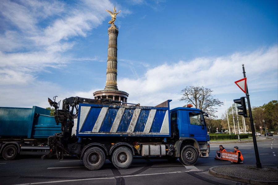 Einige Autofahrer reagieren genervt auf die Blockade. Es kommt auch zu Handgreiflichkeiten.