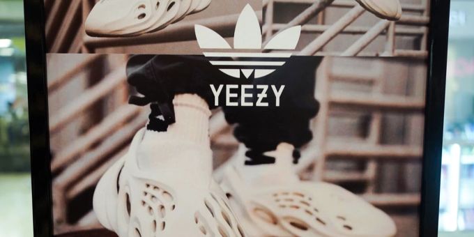 Adidas macht Millionenverlust nach «Yeesy»-Trennung. adidas